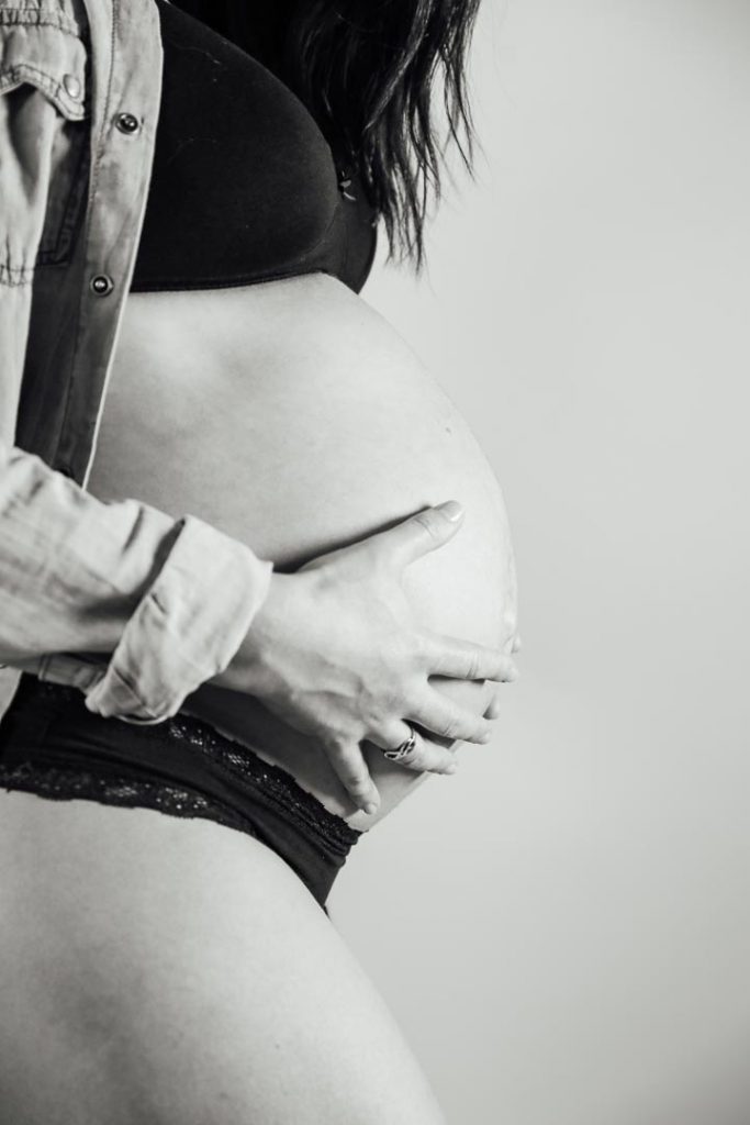 photo ventre femme enceinte noir et blanc glup production