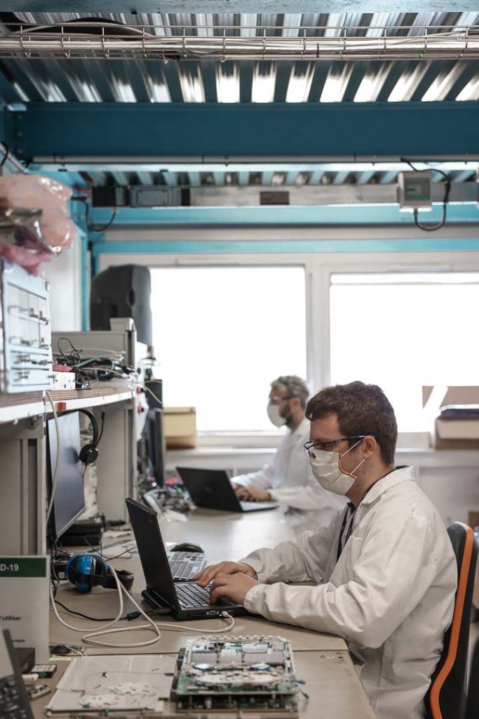 Photo informaticiens au travail entreprise datacom