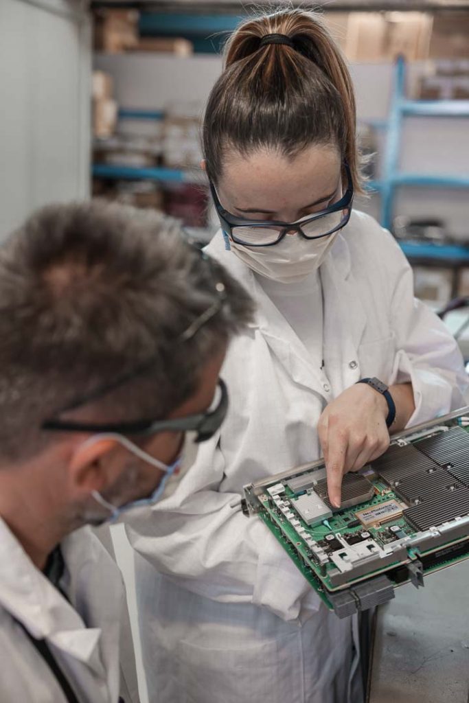 Photo homme et femme informatique entreprise datacom