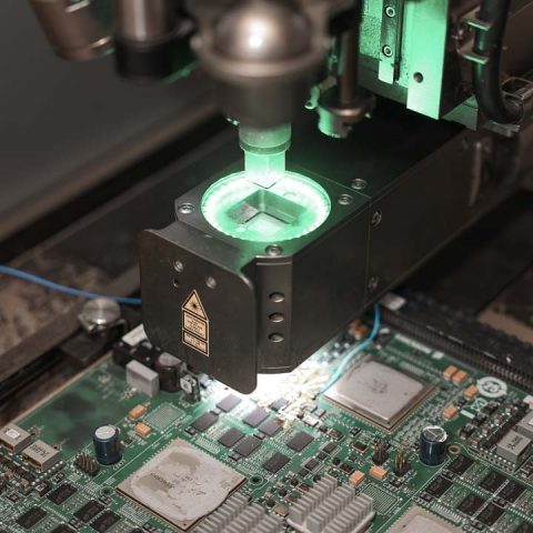 Photo homme travaille microprocesseur entreprise datacom