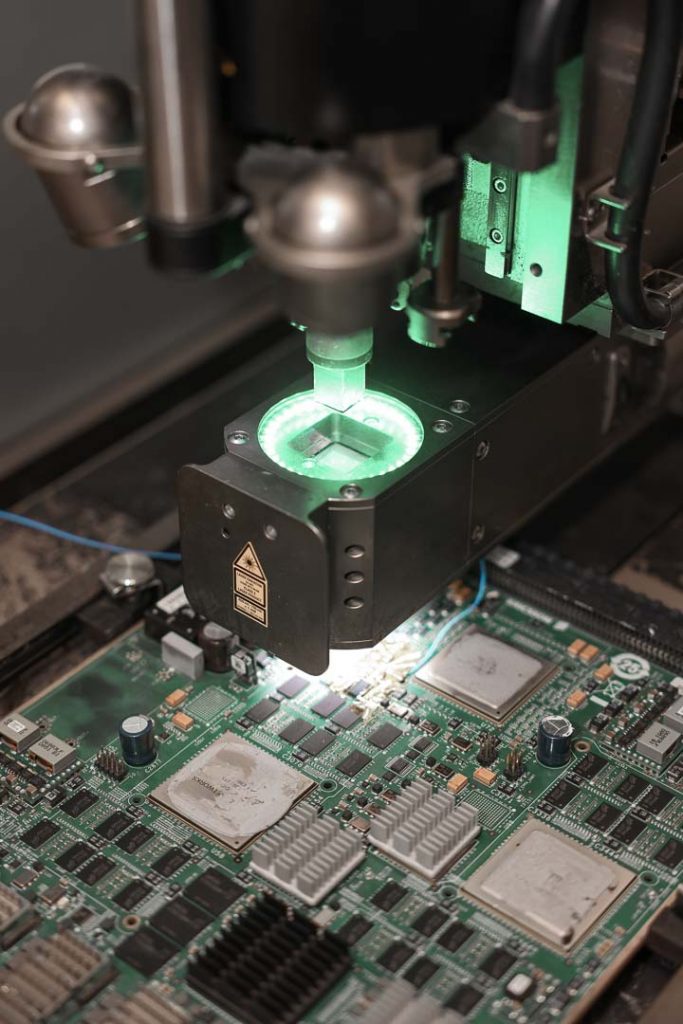 Photo homme travaille microprocesseur entreprise datacom