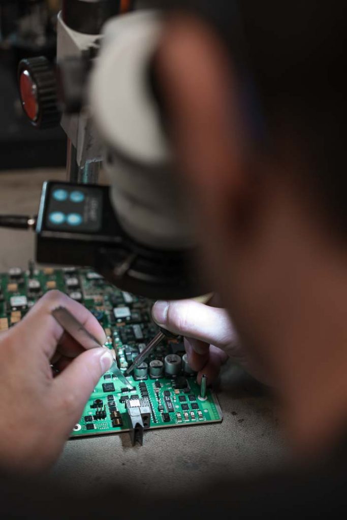 Photo homme travaille microprocesseur entreprise datacom