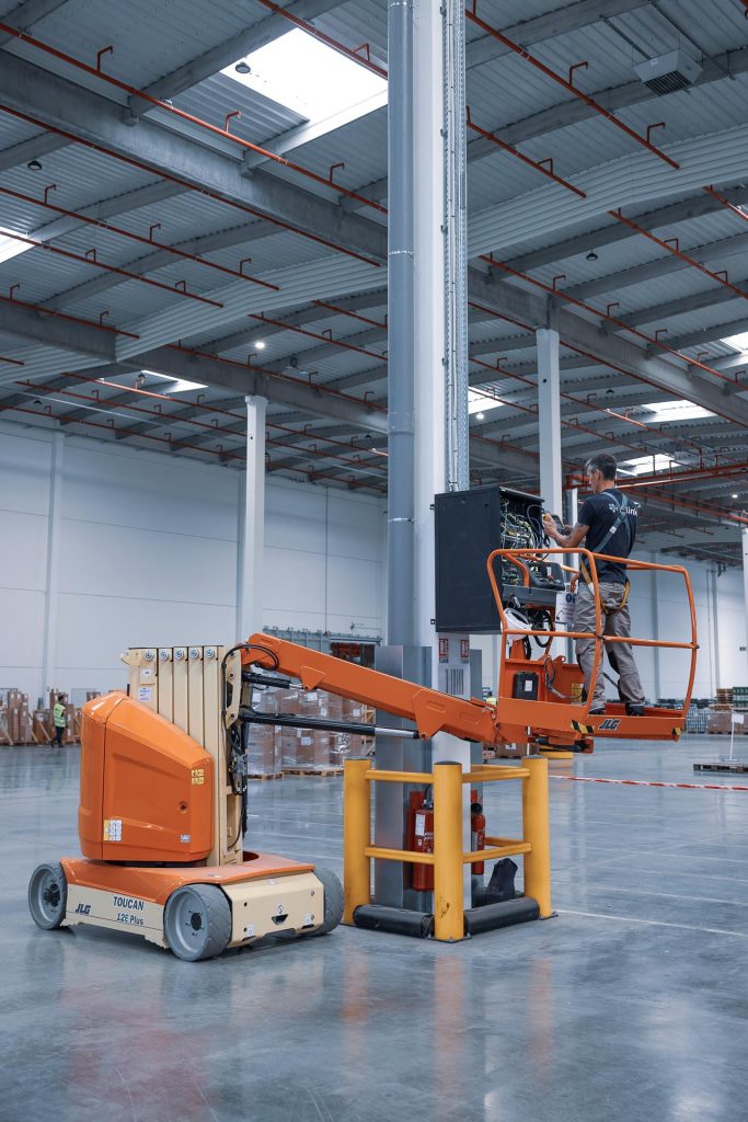 photo homme dans nacelle câblage fibre inelink