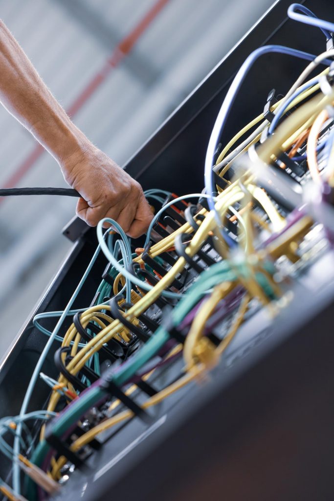 photo homme câblage fibre inelink