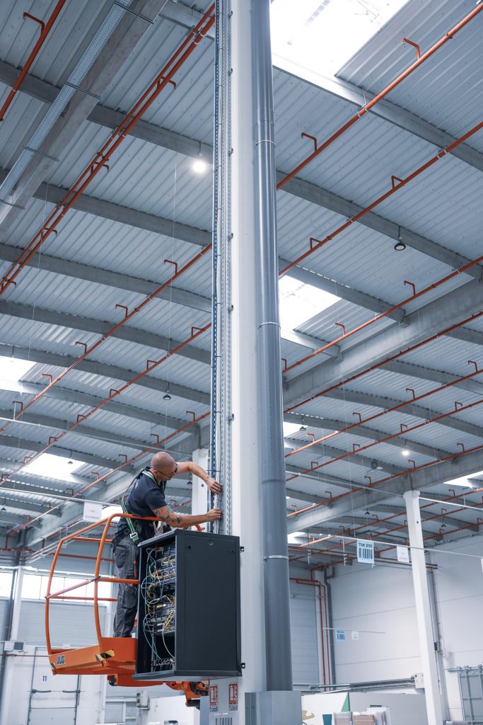 photo homme sur nacelle câblage inelink