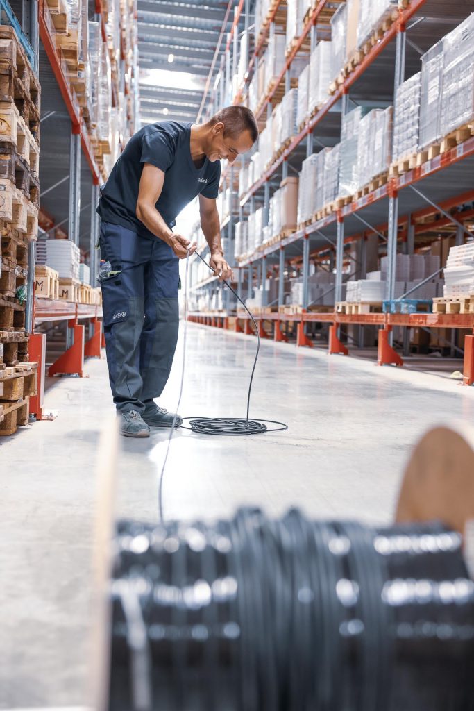 photo homme câblage fibre inelink