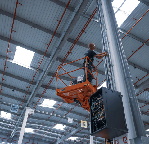 photo homme dans nacelle câblage fibre inelink