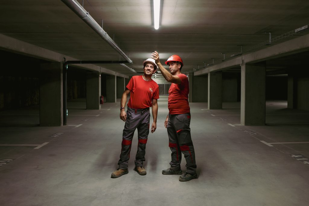 deux travailleurs du bâtiment dans un sous-sol