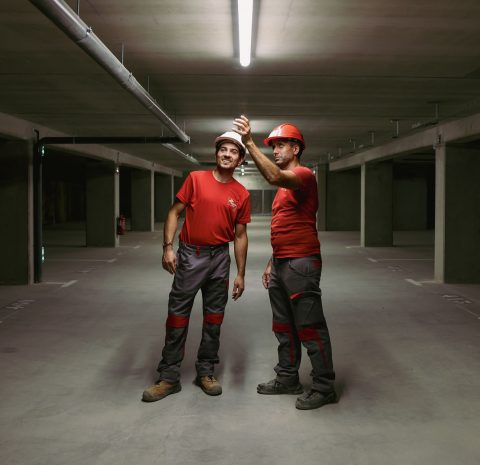 deux travailleurs du bâtiment dans un sous-sol